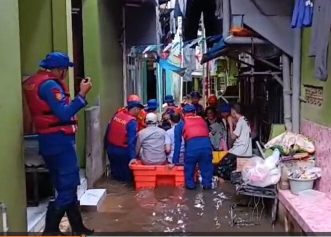 
					Sigap di Tengah Banjir, Tim SAR Ditpolairud Polda Metro Jaya Evakuasi Warga
