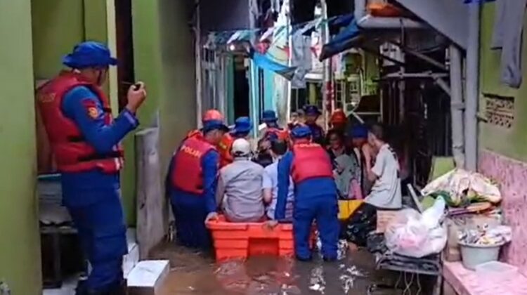 Sigap di Tengah Banjir, Tim SAR Ditpolairud Polda Metro Jaya Evakuasi Warga