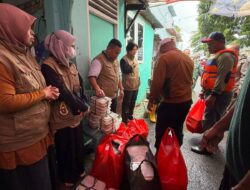Polres Metro Bekasi Kota Terjunkan Personel dan Salurkan 500 Paket Makanan untuk Korban Banjir di Teluk Pucung