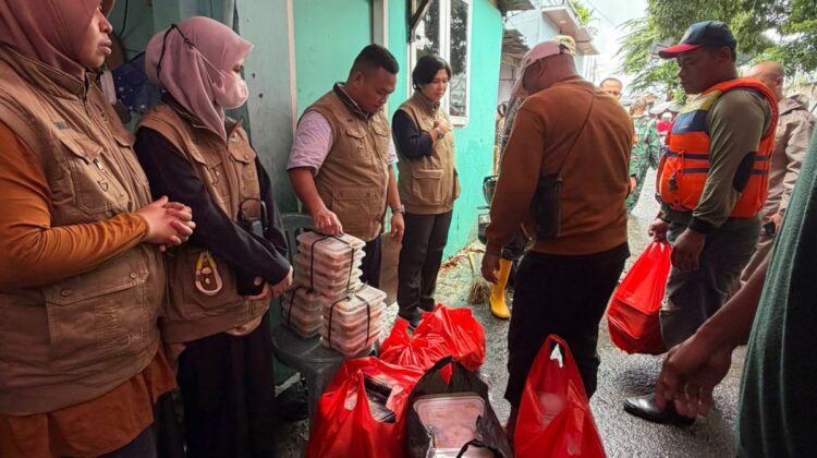 Polres Metro Bekasi Kota Terjunkan Personel dan Salurkan 500 Paket Makanan untuk Korban Banjir di Teluk Pucung