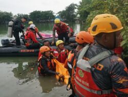 Tim SAR Brimob Polda Metro Evakuasi Ibu-ibu yang Tenggelam di Danau Bekasi