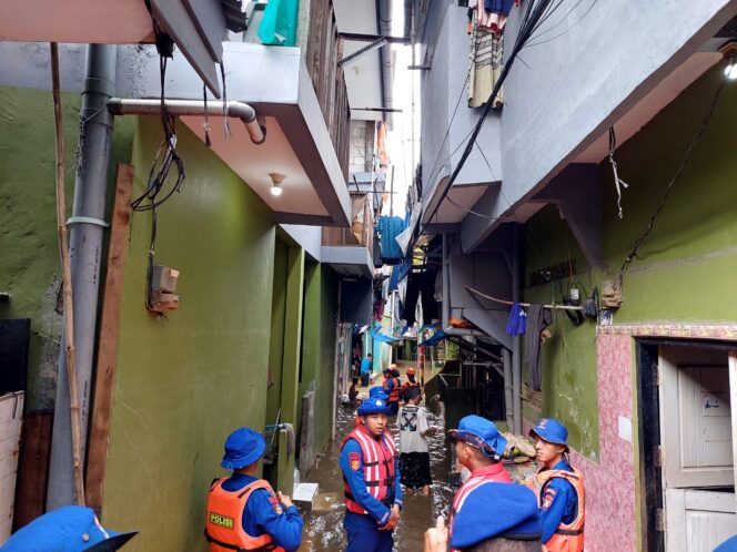 
					54 Rumah Terdampak Banjir di Kebon Pala, Tim SAR Ditpolairud Polda Metro Jaya Evakuasi Warga