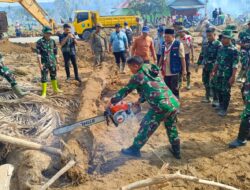 Wabup Solok Pimpin Gotong Royong Pembersihan Lahan Pertanian Pascabanjir Bandang di Junjung Sirih
