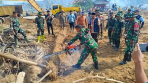 Wabup Solok Pimpin Gotong Royong Pembersihan Lahan Pertanian Pascabanjir Bandang di Junjung Sirih