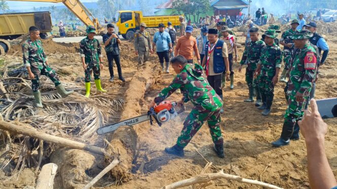
					Wabup Solok Pimpin Gotong Royong Pembersihan Lahan Pertanian Pascabanjir Bandang di Junjung Sirih
