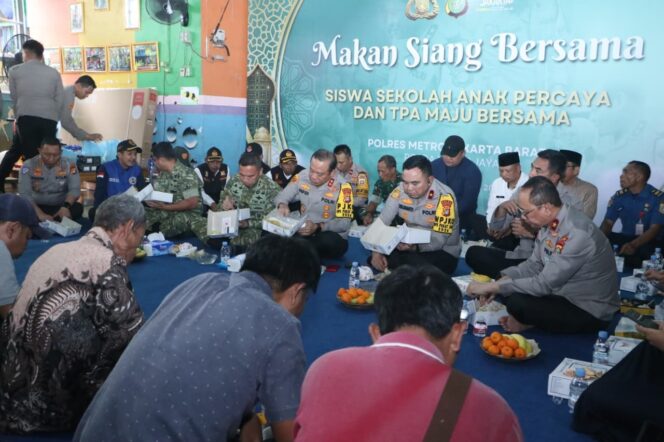 
					Kebersamaan di TPA Maju Bersama, Kapolda hingga Pangdam Jaya Makan Siang Bareng Warga
