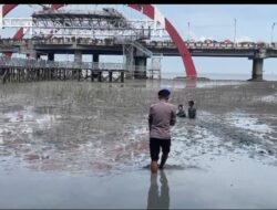 Respons Cepat Dit Polairud Polda Jatim Selamatkan Dua Anak Terjebak Lumpur di Wisata Kenjeran