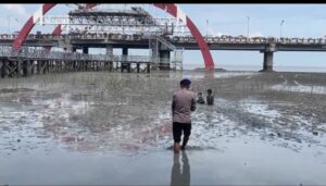 Respons Cepat Dit Polairud Polda Jatim Selamatkan Dua Anak Terjebak Lumpur di Wisata Kenjeran