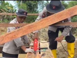 Sat Brimob Polda Sumbar Bangun Jembatan Darurat Penghubung Dua Nagari di Padang Pariaman