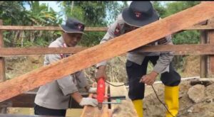 Sat Brimob Polda Sumbar Bangun Jembatan Darurat Penghubung Dua Nagari di Padang Pariaman