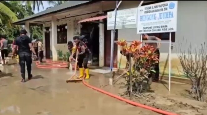 
					Polres Pidie Jaya Bersama Warga Gotong Royong Percepat Pemulihan Pascabanjir