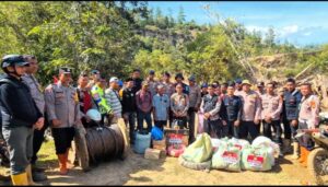 Tembus Medan Sulit, Polres Aceh Tengah Distribusikan Sembako dan Sling Baja ke Kemukiman Jamat