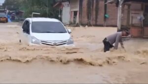 Hujan Lebat Picu Banjir Susulan, Kapolres Aceh Timur Siagakan Perahu Evakuasi di Sejumlah Gampong