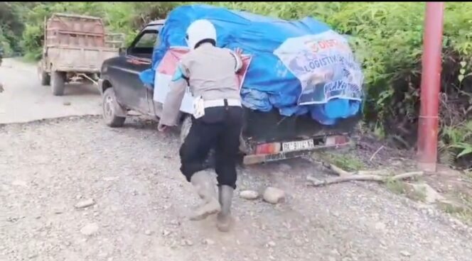 
					Wujudkan Kepedulian Polri, Polres Aceh Timur Salurkan Bantuan Logistik Kapolri ke 14 Titik Pengungsian Banjir