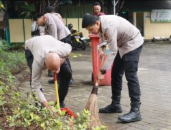 Program Bang Jasri Digelar Serentak, Personel Polres Kepulauan Seribu Kompak Bersih-Bersih Masjid