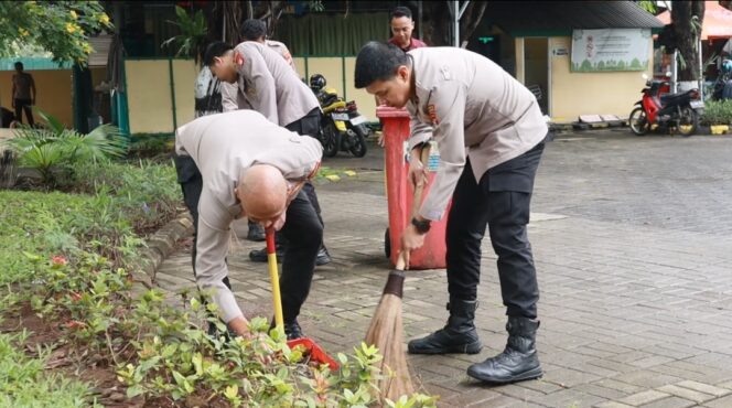 
					Program Bang Jasri Digelar Serentak, Personel Polres Kepulauan Seribu Kompak Bersih-Bersih Masjid