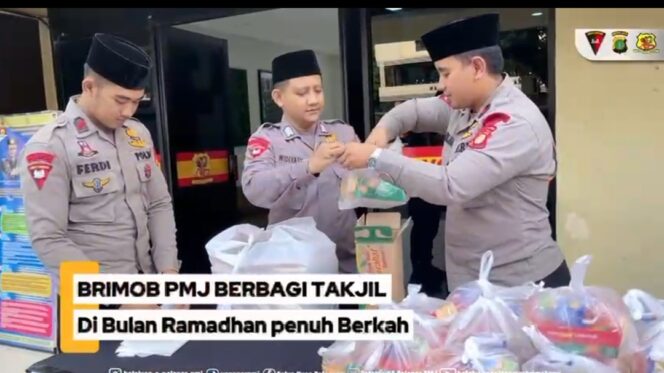 
					Brimob Polda Metro Jaya Gelar Aksi Berbagi Takjil bagi Masyarakat yang Berpuasa