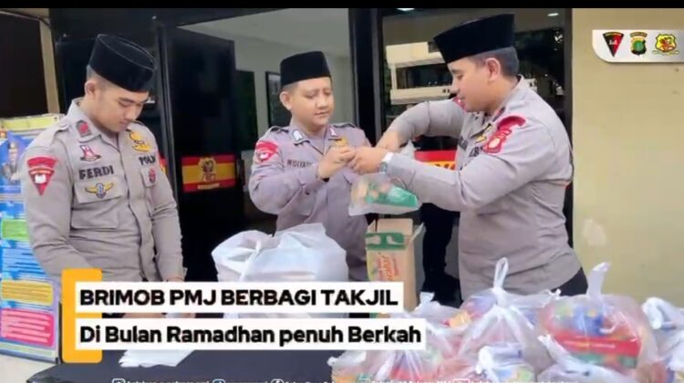 Brimob Polda Metro Jaya Gelar Aksi Berbagi Takjil bagi Masyarakat yang Berpuasa