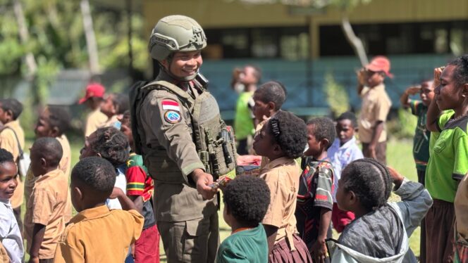 
					Tawa Anak-Anak Puncak Jaya Pecah di Kelas, Saat Polisi Datang Bukan untuk Menangkap, tapi Mengajar