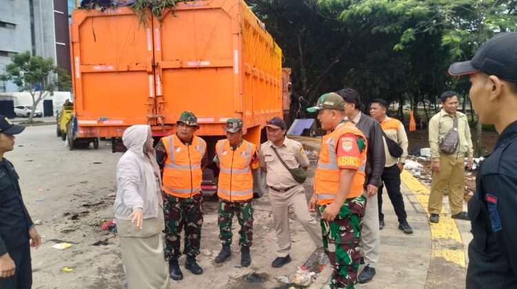 Kodim 0502/Jakarta Utara Bersama Pemkot Tangani Darurat Sampah di Papanggo Tanjung Priok
