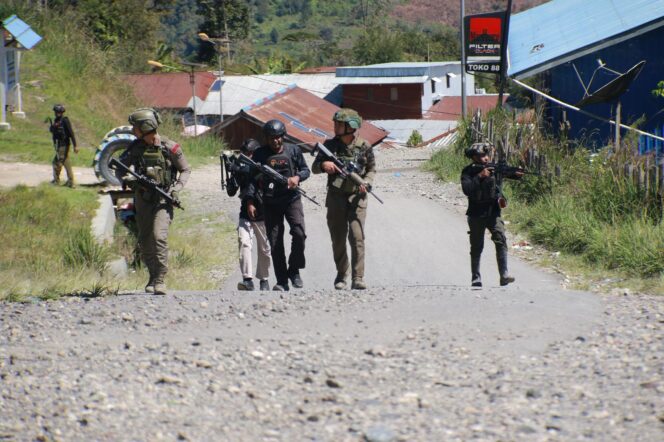 
					Satgas Operasi Damai Cartenz Jaga Keamanan Bandara Bilogai, Pastikan Akses Logistik Warga Intan Jaya Tetap Lancar