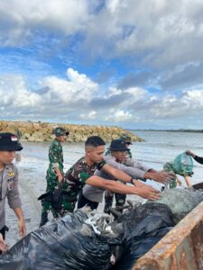 Polda Bali bersama TNI dan Masyarakat Gelar Karya Bakti Pembersihan Pantai Kedonganan dan Kuta