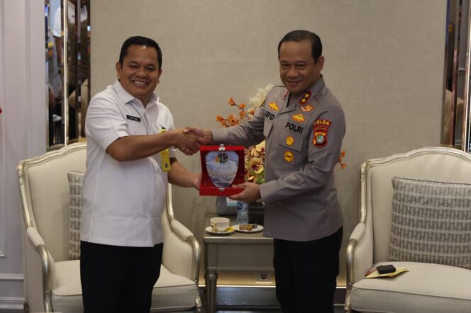 
					Kapolda Metro Jaya Terima Sertifikat Tanah SD Bhayangkari dari BPN Jakarta Utara