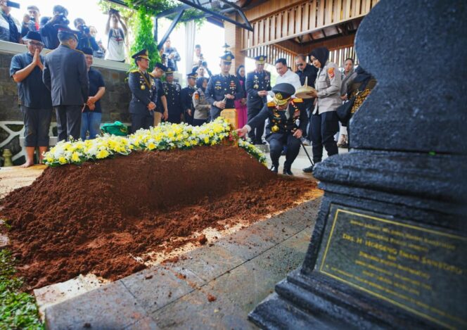 
					Hadiri Pemakaman, Kapolri: Pesan Eyang Meri Jadi Inspirasi dan Semangat Keluarga Besar Polri