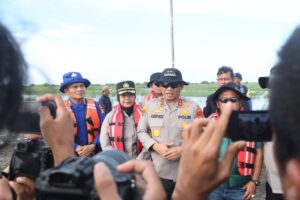 Kapolda Metro Jaya Bagikan Sembako ke Warga Terdampak Banjir di Muara Gembong