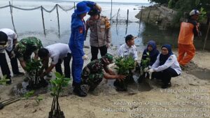 Kodim 0502/Jakarta Utara Bersama Forkopimkab Gelar Grebeg Sampah dan Tanam Mangrove di Pulau Tidung Kecil