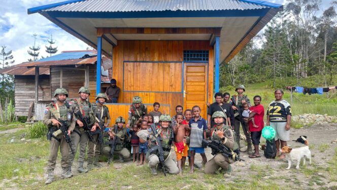 
					Di Balik Sunyi Pegunungan, Sentuhan Hangat Polisi Hadir di Kampung Yunabol