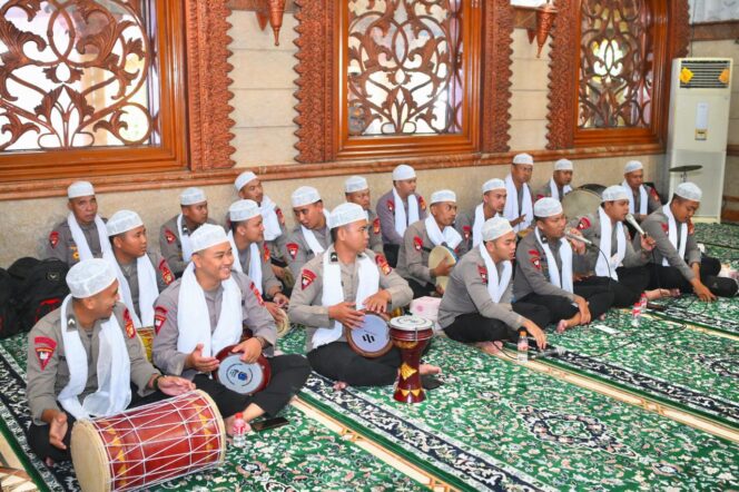 
					Tim Hadroh Brimob Metro Jaya Iringi Peringatan Isra Mi’raj di Polda Metro Jaya