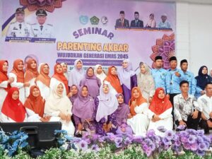 Hj. Emmiyati Dalimunthe, S.Pd pelopori acara Seminar Parenting Akbar dan Tarhib Ramadhan 1447 H MTSN Labuhan batu