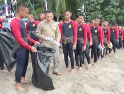 Pusdik Brimob Gelar Aksi Bersih Pantai Pasir Putih Situbondo, Tindak Lanjuti Arahan Presiden RI