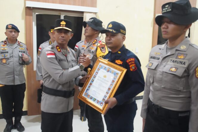 
					Kapolda Aceh Beri Penghargaan kepada Danyon Taruna Akpol dan Taruna Akpol atas Dedikasi Kemanusiaan di Aceh Tamiang