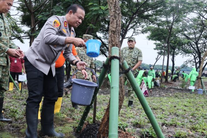 
					Kompak, TNI-Polri-Warga Jakarta bersih-bersih Waduk Cincin Papanggo; Pangdam dan Kapolda Turun Langsung