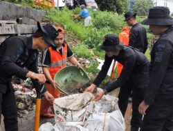 Brimob Metro Jaya Bersama Warga Bersihkan Bantaran Kali di Senen