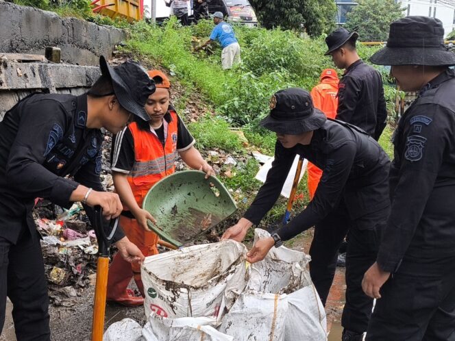 
					Brimob Metro Jaya Bersama Warga Bersihkan Bantaran Kali di Senen