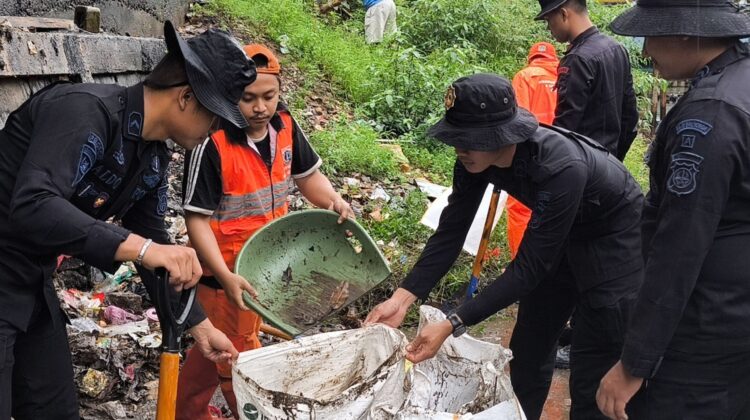 Brimob Metro Jaya Bersama Warga Bersihkan Bantaran Kali di Senen