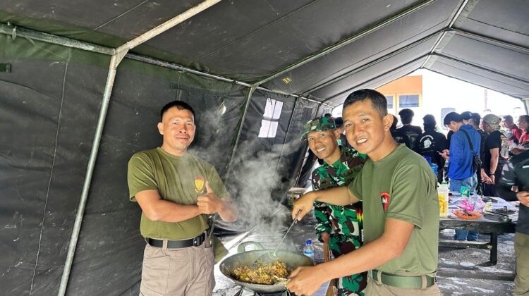 Perkuat Sinergi, Satgas Damai Cartenz dan TNI Rajut Kebersamaan di Puncak Jaya
