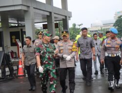 Kebersamaan di Pasar Babakan: TNI-Polri dan Warga Kompak Bersih-bersih Lingkungan
