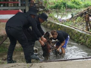 Brimob Metro Jaya Bersama Warga Gelar Aksi “Jaga Jakarta Bersih” di Cikarang Pusat, Kab. Bekasi