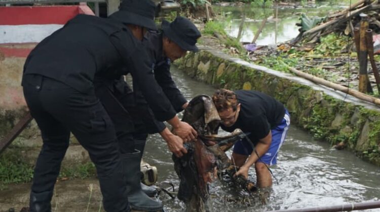 Brimob Metro Jaya Bersama Warga Gelar Aksi “Jaga Jakarta Bersih” di Cikarang Pusat, Kab. Bekasi