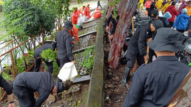 Detasemen Gegana Satbrimob PMJ Gelar “Jaga Jakarta Bersih” di Kali Grogol, Palmerah