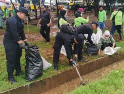 Brimob Metro Jaya Gelar Kerja Bakti “Jaga Jakarta Bersih” di Danau Cincin, Jakarta Utara