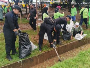 Brimob Metro Jaya Gelar Kerja Bakti “Jaga Jakarta Bersih” di Danau Cincin, Jakarta Utara