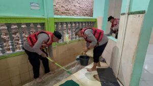 Jelang Ramadhan, Dit Samapta Polda Metro Jaya Bersih-bersih Mushola Terdampak Banjir Di Jaktim
