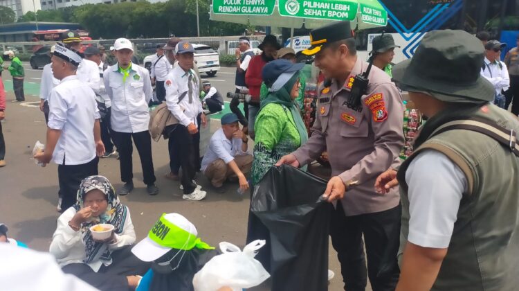 Pelayanan Humanis Polisi di Aksi Guru Madrasah, Bagikan Roti hingga Air Mineral