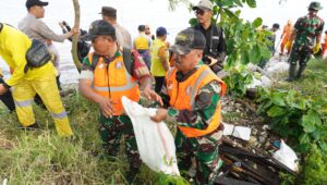 Kodim 0502/Jakarta Utara Bersama Forkopimko Gelar Korve Jaga Jakarta Bersih di Pesisir Marunda