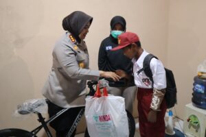 Peduli Sesama, Kapolres Metro Bekasi Serahkan Bantuan Kursi Roda, Sepeda, perlengkapan sekolah dan Sembako di Sriamur